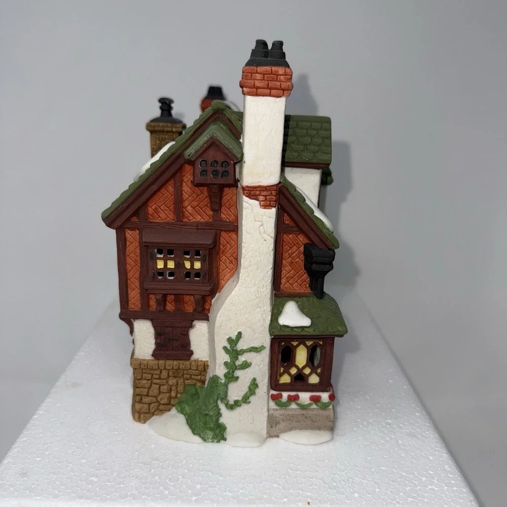Dept 56. RUTH MARION SCOTCH WOOLENS Limited Ed#16945/17500 Dickens 55859 Lighted